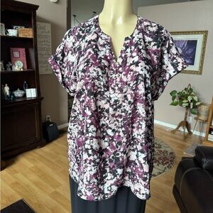 Dana Buchman floral print short sleeve Vneck blouse-size L